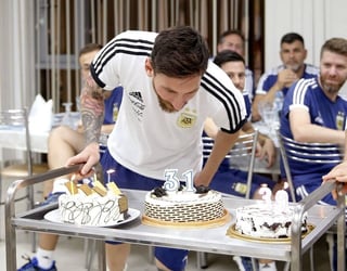 Lionel Messi celebrando su cumpleaños en la concentración del combinado argentino en la localidad rusa de Bronnitsy.