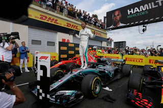 Lewis Hamilton celebra tras obtener la victoria en el Gran Premio de Francia. Con su triunfo, el británico retoma la cima del campeonato. Lewis Hamilton conquista el GP de Francia