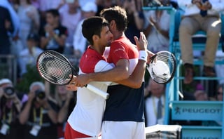 Novak Djokovic (i) abraza a Marin Cilic tras perder la final. (EFE)