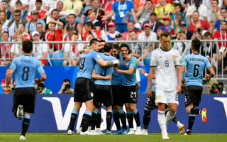 Uruguayos celebran el gol de Luis Suárez.