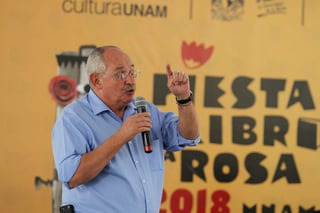El poeta y novelista Benito Taibo recibirá el próximo 2 de diciembre el Homenaje Nacional de Periodismo Cultural Fernando Benítez 2018, de la Feria Internacional del Libro (FIL) de Guadalajara. (ARCHIVO)