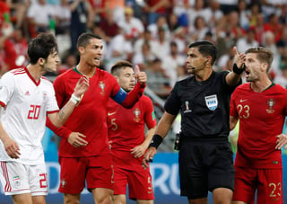 Cristiano Ronaldo protesta el penal marcado en los minutos finales ante Irán.