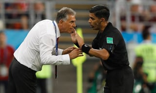 Carlos Queiroz, técnico de Irán, le pide explicaciones a Enrique Cáceres, árbitro del partido. El VAR no funciona: Carlos Queiroz
