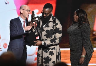 James Harden recibe el premio al Jugador Más Valioso de la NBA de manos del comisionado Adam Silver y junto a su madre Monja Willis. (AP)