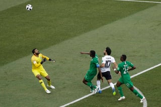 Mohamed Salah (10) ‘bombea’ el balón para vencer al portero Abdullah Almuaiouf y marcar el primer gol del juego en la derrota 2-1 ante Arabia Saudita. (AP)