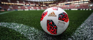 El nuevo balón tiene un diseño en color rojo. (FIFA)