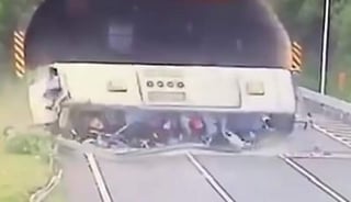 VIDEO: Personas mueren aplastadas tras volcadura de un camión