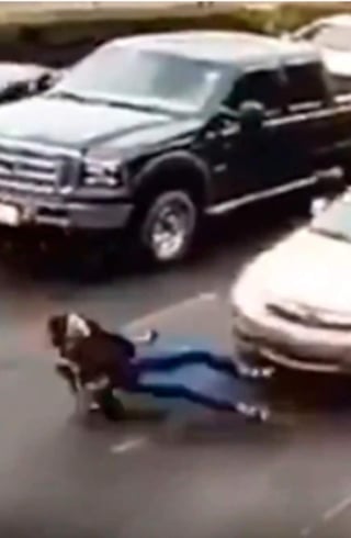 Mujer resbala al cruzar la calle y es atropellada