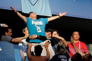 El exfutbolista y exseleccionador argentino Diego Armando Maradona fue protagonista durante el Nigeria-Argentina por su actitud en uno de los palcos.