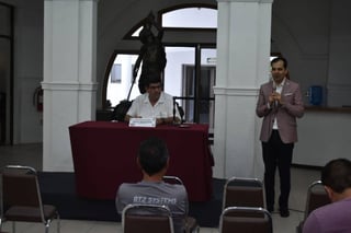 Jesús Aranzábal fue el encargado de ofrecer la plática en el Archivo Municipal de Torreón. Ofrecen conferencia Historia del Futbol en La Laguna
