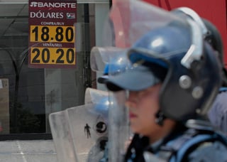 Tendencia. El peso mexicano registró una depreciación de 0.28 por ciento la jornada de ayer. (ARCHIVO)