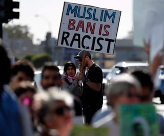 La Corte Suprema de Estados Unidos concedió ayer una victoria legal al presidente Donald Trump al fallar a favor de su tercer veto migratorio, especialmente contra países de mayoría musulmana. (ARCHIVO)
