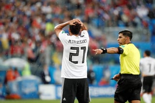 Trezeguet, de la selección de Egipto, se lamenta tras desperdiciar una oportunidad de gol ante Arabia Saudí. Argentinos desbordan de alegría tras hazaña