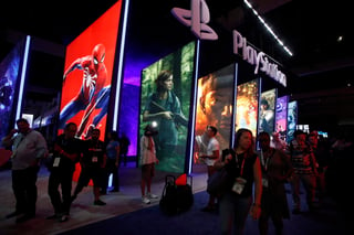 Público visita el espacio de Playstation durante la Electronic Entertainment Expo (E3) en el Centro de Convenciones de Los Ángeles, California, EU. (ARCHIVO)