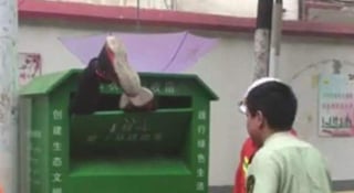 Vagabundo queda atorado en un contenedor para donar ropa