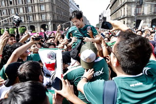 Un coreano es cargado en brazos por una multitud de aficionados mexicanos. (ARCHIVO)