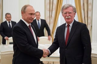 Bienvenida. El presidente ruso Vladimir Putin recibió ayer al asesor de Seguridad Nacional de EU, Michael Bolton. (EFE)