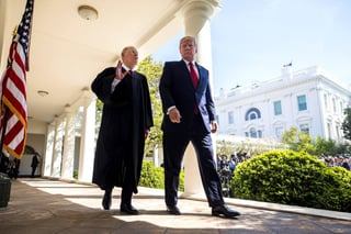 Sorpresa. Anthony Kennedy visitó a Trump para darle a conocer su decisión de jubilarse del Tribunal Supremo. (EFE)