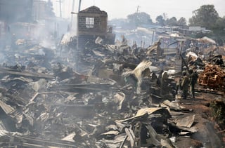 Algunas de las víctimas murieron abrasadas por las llamas y otras perdieron la vida al inhalar humos tóxicos mientras intentaban salvar sus puestos de venta. (AP) 
