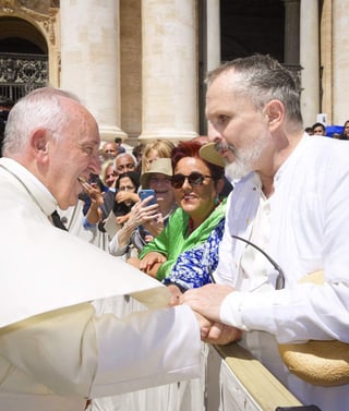 Acompañado de su madre, la actriz italiana Lucía Bosé, el intérprete publicó en su cuenta de Twitter: 'Un día muy especial, conociendo al papa @Pontifex_in en el Vaticano'. (TWITTER)