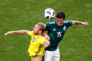El sueco Ola Toivonen (izquierda) pugna un balón con el zaguero mexicano Héctor Moreno en el partido por el Grupo H del Mundial en Ekaterimburgo, Rusia, el miércoles 27 de junio de 2018. (AP)