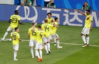 Los jugadores colombianos celebran con su compañero Yerry Mina, autor del único gol del encuentro de ayer, en Samara Rusia.