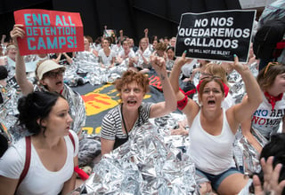 Se hacen escuchar. Cientos de mujeres, entre ellas la actriz Susan Sarandon (c), protestaron ayer en el Capitolio contra las políticas migratorias de Donald Trump.