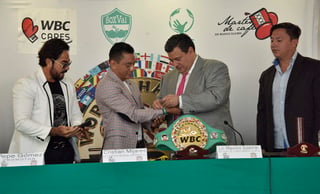 Acompañado del promotor Pepe Gómez, el ‘Diamante’ fue condecorado por el Presidente del Consejo Mundial de Boxeo (CMB) Mauricio Sulaimán, como excampeón del organismo verde y oro que preside. (Cortesía Alma Montiel)