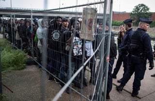 “Francia no abrirá esos centros porque no es un país de la primera llegada” de migrantes, declaró Macron. (ARCHIVO)