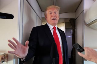 A bordo del avión presidencial, Trump dijo ante reporteros, “no estoy hablando de retirarme” de la Organización de Comercio. (AP)