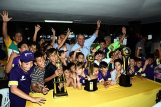 Los representantes del comité de futbol infantil, Raúl Rodríguez y Sara Cuéllar, agradecieron el apoyo para la gran temporada. Reconocen a futbolistas y entregan trofeos