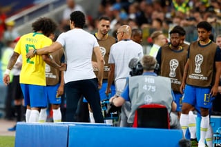 El brasileño Marcelo sale del campo después de sufrir una lesión durante el partido del Grupo E ante la selección de Serbia. (Fotografía de AP)