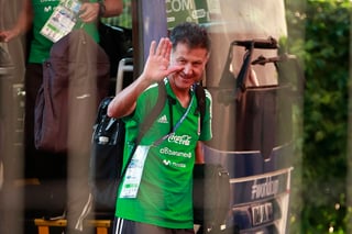 El seleccionador de México, Juan Carlos Osorio, llega a su hotel en Samara, Rusia. México se enfrentará a Brasil el próximo lunes en octavos de final. (El Universal)