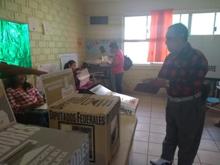 Acudió a emitir su voto hoy domingo por la mañana el alcalde del municipio de Viesca, Óscar Jaramillo, donde afirmó que se espera una jornada de tranquilidad y con una 'participación histórica'. (EL SIGLO DE TORREÓN/ROBERTO ITURRIAGA)