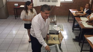 El gobernador Miguel Riquelme acudió a votar esta mañana en Torreón. (EL SIGLO DE TORREÓN) 