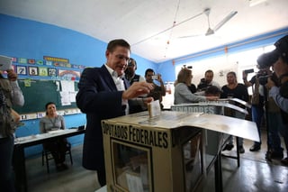 Momentos antes de votar en la escuela primaria 17 de julio, ubicada en la colonia Benigno Montoya en la capital, instó a la población a participar en la elección ya que 'su voto es el que va a decidir'. (EL SIGLO DE DURANGO)
