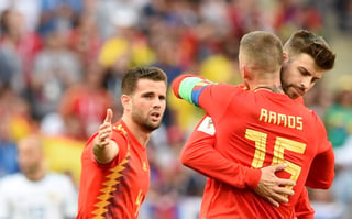 Los seleccionados españoles se abrazan tras la eliminación en penales contra Rusia.