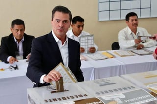 El presidente Enrique Peña Nieto acudió a emitir su voto a la Escuela Primaria El Pípila, ubicada en la calle Electrificación sin número esquina Periférico. (TWITTER/ EL UNIVERSAL)