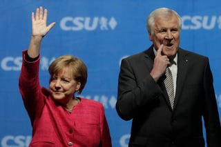 Diferencias. Seehofer anunció ayer su intención de dimitir por sus diferencias con la canciller Ángela Merkel. (AP)