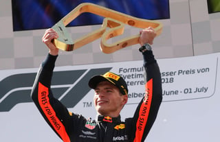 Max Verstappen levanta el trofeo que lo acredita como campeón del Gran Premio de Austria. (AP)