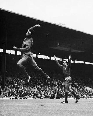 En esta foto de archivo del 16 de julio de 1966, Eusebio, de la selección de Portugal, salta para festejar su segundo gol ante Bulgaria en el Mundial de Inglaterra. (AP)