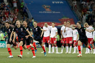 Los jugadores de Croacia celebran luego de obtener una sufrida victoria ante el combinado de Dinamarca. (AP)