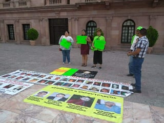 Rosario Cano, quien vive en Chihuahua, acudió a la Plaza de Armas de Saltillo a exigir justicia por la desaparición de su hijo, Mario Alberto Morales Cano, en donde fue acompañada del colectivo Fuerzas Unidas por Nuestros Desaparecidos (Fuundec). (EL SIGLO DE TORREÓN)