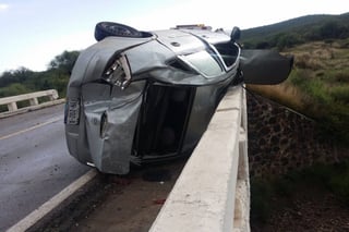 Percance. Gomezpalatino protagoniza aparatoso accidente en carretera a Durango.  (EL SIGLO DE TORREÓN) 