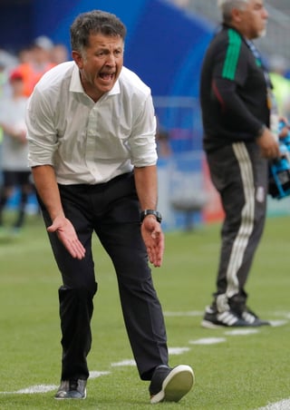 El entrenador de México, Juan Carlos Osorio, dirige durante un partido del Mundial de Rusia 2018 en Samara. (EFE)