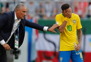 El entrenador de Brasil, Tite, da indicaciones durante el encuentro entre su equipo y México.