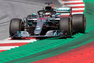 Pese a que Lewis Hamilton obtuvo la ‘pole’ en el Gran Premio de Austria, no pudo sumar puntos al abandonar la carrera, al igual que su coequipero Valtteri Bottas. (AP)
