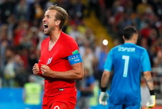 Kane festeja su gol de penal en el partido ante Colombia.