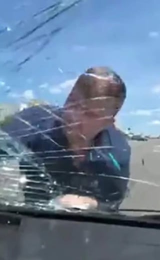 Hombre rompe vidrio del auto de su esposa y secuestra a su hija