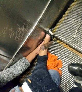 El incidente ocurrió alrededor del mediodía de este lunes, cuando el menor iba de la mano con su mamá, parado en las escaleras. (ARCHIVO)